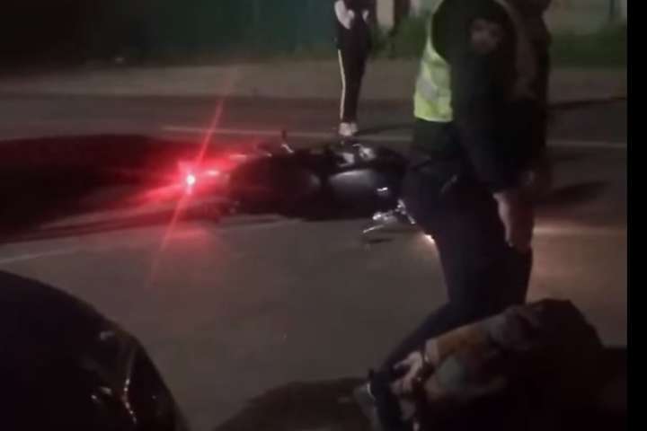 Мотоциклісту, який зламав ногу поліцейському, оголошено підозру