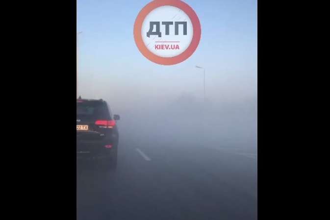Густий дим паралізував рух трасою під Києвом (відео)