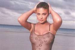 Самая сексуальная миллиардерша в мире не стесняется растяжек на груди (видео)