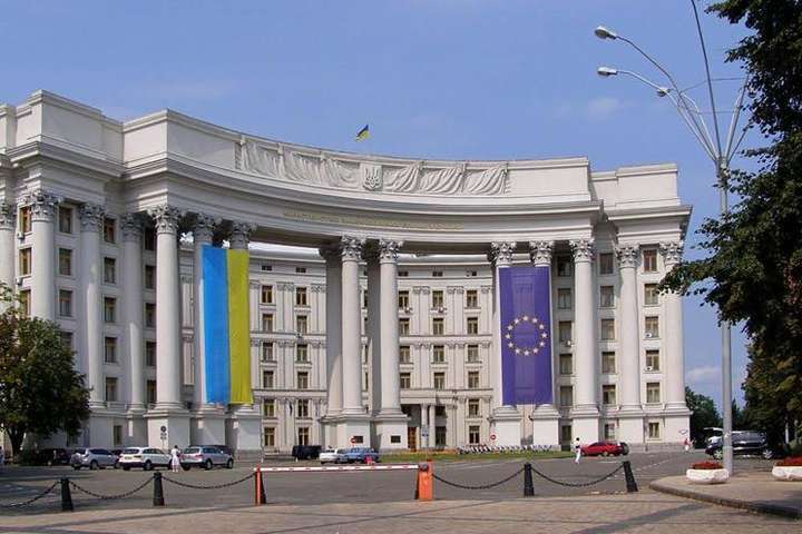 40 українських посольств та консульств відновили прийом громадян