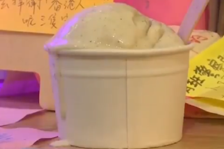 У Гонконзі почали продавати морозиво зі смаком сльозогінного газу