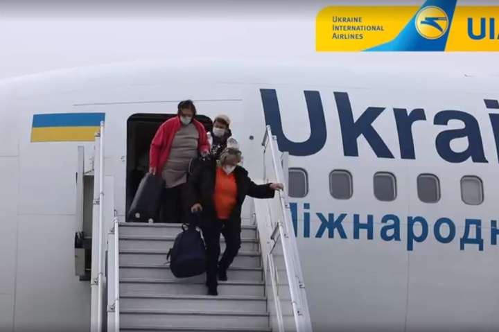 Зі США вилетів черговий рейс із евакуйованими українцями