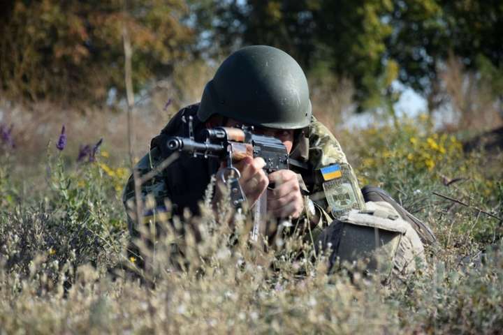 Доба на Донбасі: двоє українських військових поранені