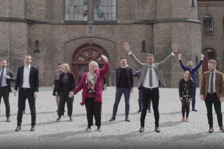 У Норвегії урядовці танцювали на вулиці з нагоди Дня Конституції