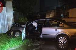 Через півтора кілометра водій Volkswagen в’їхав у величезну калюжу, не впорався з керуванням і в’їхав в стовп