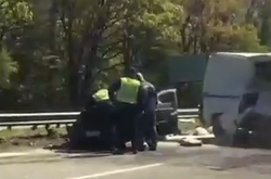 Під Києвом в результаті серйозної ДТП спалахнула машина (відео)