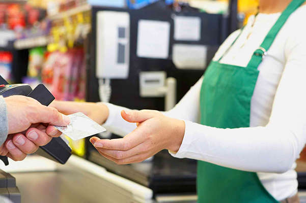 НБУ спростив видачу готівки власникам карток на касах у магазинах