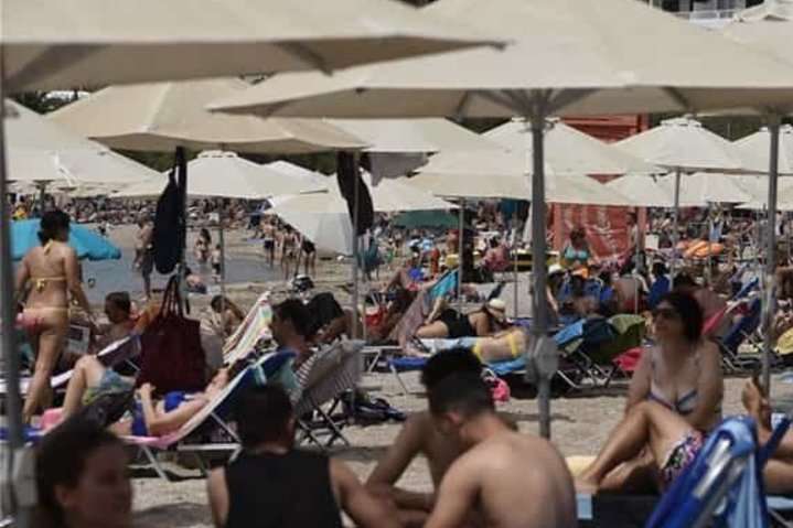 У Греції відкрили пляжі для відпочинку: тисячі людей і затори на під'їздах