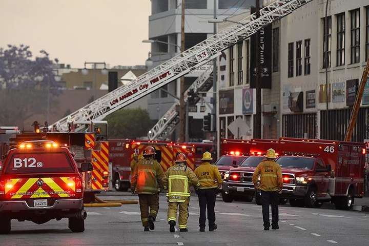 У центрі Лос-Анджелеса сталася пожежа, яка спровокувала вибух, постраждали пожежники
