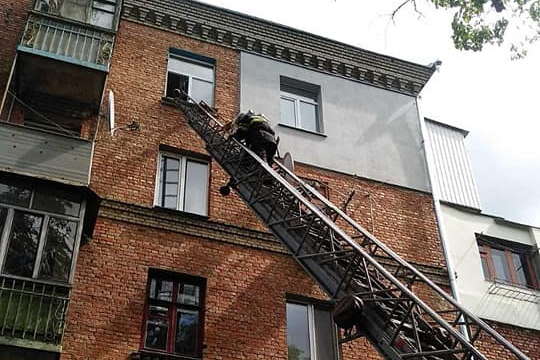 У Харкові евакуювали людей через пожежу у багатоповерховому будинку