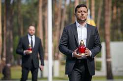 Президент Украины Владимир Зеленский вместе с руководителем Офиса президента Андреем Ермаком почтили память репрессированных