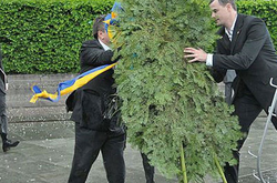 Під час офіційної церемонії покладання вінків розпочалася сильна злива з вітром і градом