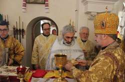  Священник Дмитро Вайсбурд (на фото у білій рясі) проводив онлайн-богослужіння, де дистанційно освятив Святі Дари для парафіян 
  