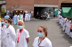 Медики устроили «коридор позора» премьер-министру Бельгии, повернувшись к ее кортежу спиной