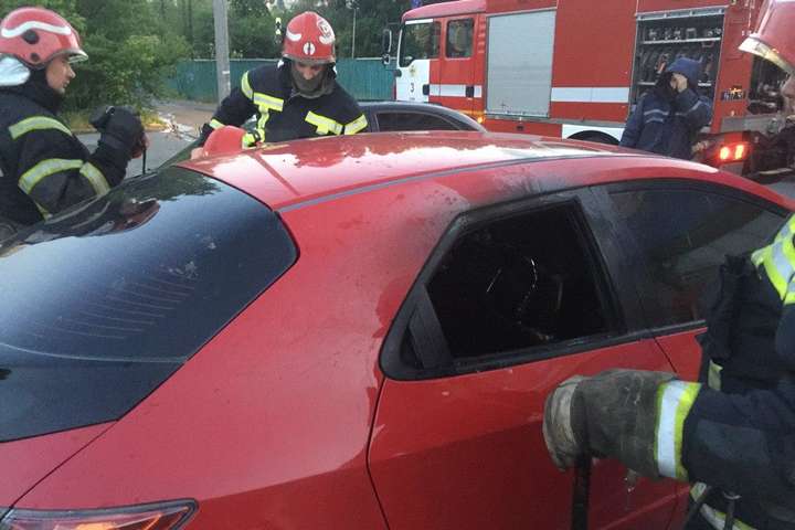 У Києві продовжують палати автомобілі: за добу згоріли три автівки (фото)