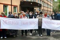 Українські медикам  півтора місяця обіцяють 300% доплат до своїх мізерних ставок