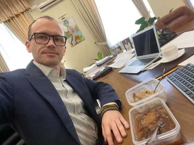 Денис Малюська показав, чим годують у СІЗО в Києві - Міністр юстиції з’їв обід арештанта у Лук'янівському СІЗО (фото)