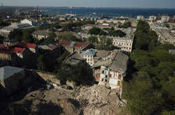 У центрі Одеси рухнула частина старовинного будинку: під завалами можуть бути люди (фото, відео)
