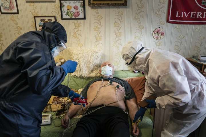 Як українські медики без ліків та сучасного обладнання дають бій коронавірусу (відео)