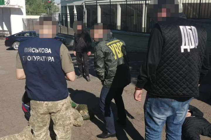 Затримано прикордонника, який вимагав від колеги хабар за контрабанду до Румунії (фото)