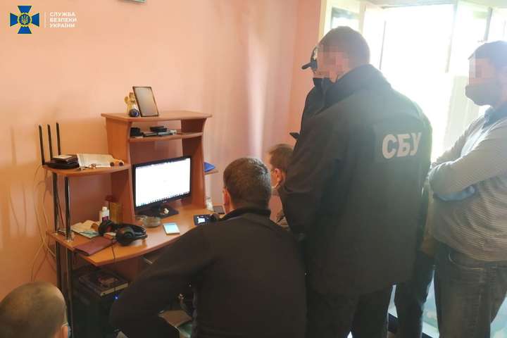 СБУ встановила, що хакером на псевдонім Sanix є, ймовірно, українець, мешканець Івано-Франківщини - Всесвітньо відомим хакером Sanix, який викрав дані жителів ЄС та США, виявився мешканець Івано-Франківщини