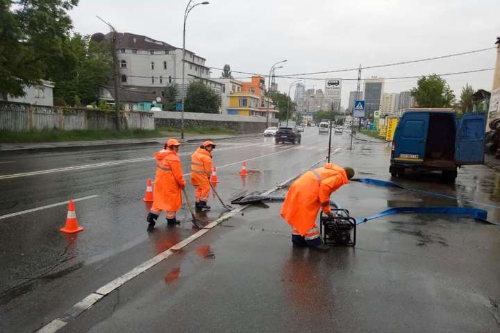 Київ заливає дощем, дорожники підготувалися до підтоплень (фото)