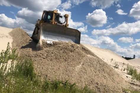 Столичному посадовцю оголошено підозру в незаконному видобутку пів мільйона тонн піску з Дніпра