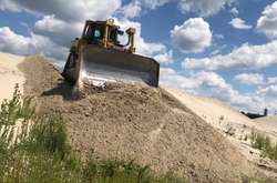 Столичному посадовцю оголошено підозру в незаконному видобутку пів мільйона тонн піску з Дніпра