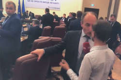  Головний спеціаліст секретаріату Кабінету міністрів України Ігор Конопацький перешкоджає журналісту «1+1» Володимиру Тимофійчуку 