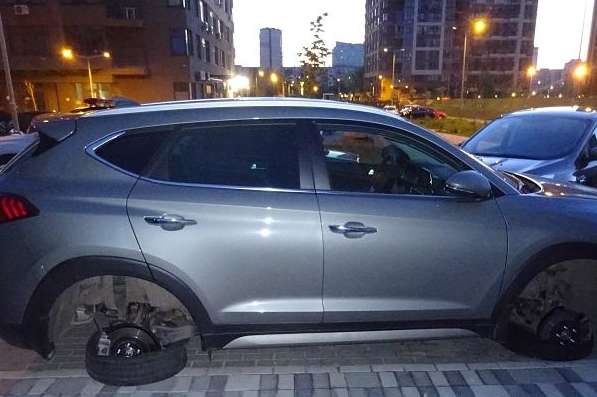 Поліція Києва зловила викрадачів коліс із автівок (фото)