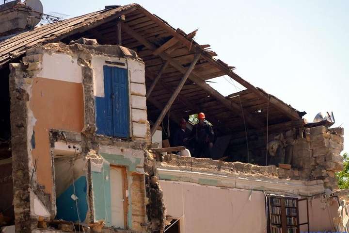 Одеські рятувальники розчищають місце обвалу житлового будинку