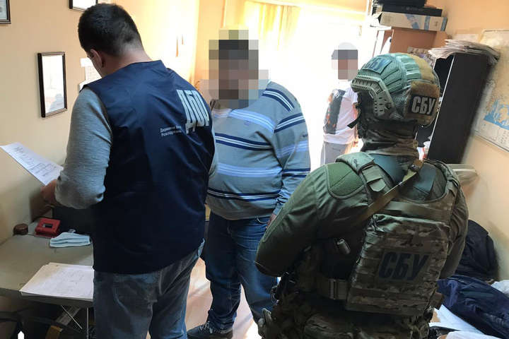 У Львівській області на хабарі затримали інспектора митниці