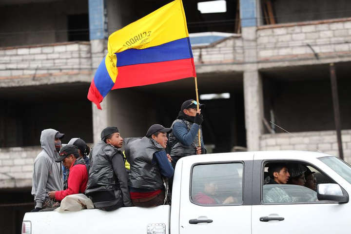 Еквадор, який очолює президент-комік, закриває посольства і підприємства 