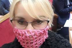  Єлизавета Богуцька підірвала соцмережі зробленим в сесійній залі Ради селфі, на якому вона зображена в незвичайній масці  