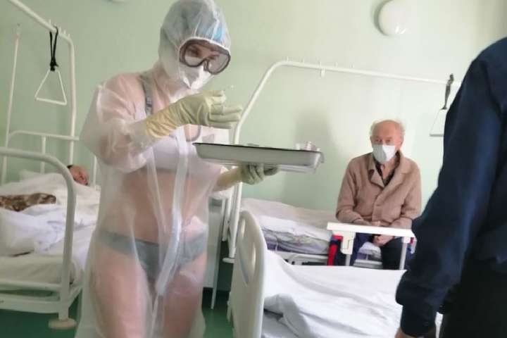 Медсестра в РФ лікувала хворих на Covid-19 в купальнику і прозорому захисному костюмі