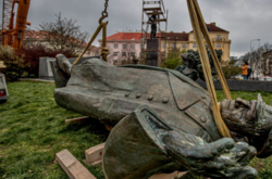 Пам’ятник радянському маршалу Іванові Конєву демонтували у Празі 3 квітня 