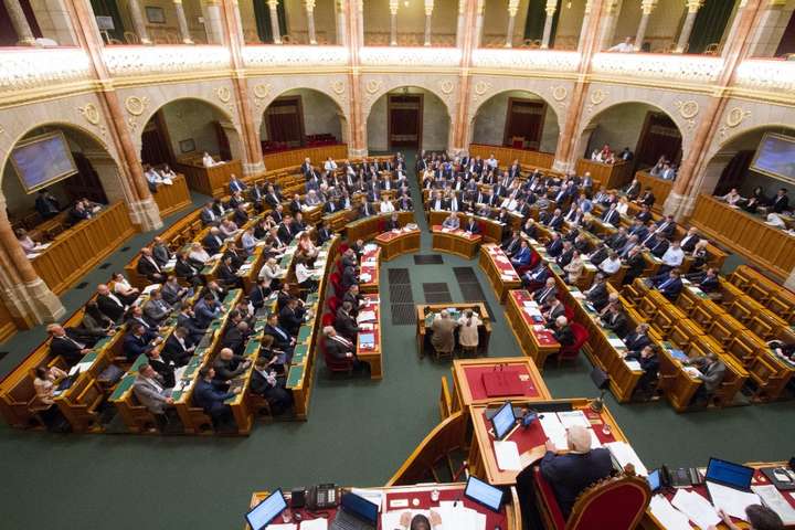 Парламент заборонив угорцям юридично змінювати стать