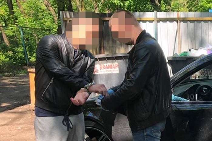 У Києві правоохоронці затримали наркоторговця з кокаїном на 2 млн грн (фото)