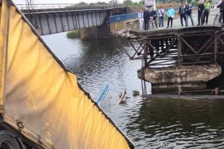 На Дніпропетровщині міст впав у річку разом із фурою (фото, відео)