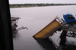 Міст був побудований ще у 1955 році і він знаходився в стані «обмеженої працездатності»