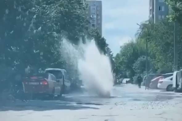 На одній із вулиць Києва з-під асфальту забив гейзер (відео)