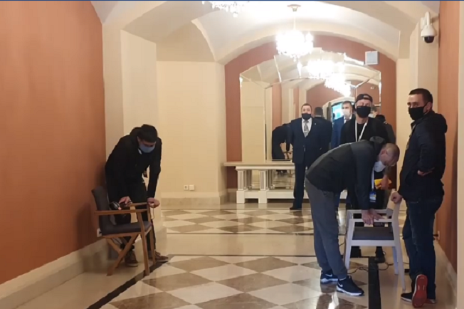 Зеленському перед пресконференцією гріли феном стілець: відео