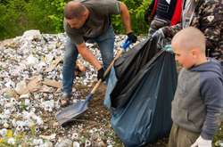 Біля Рівного невідомі викинули небезпечні відходи: фото