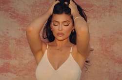  22-летняя миллиардерша Кайли Дженнер порадовала поклонников нескромными кадрами 
  