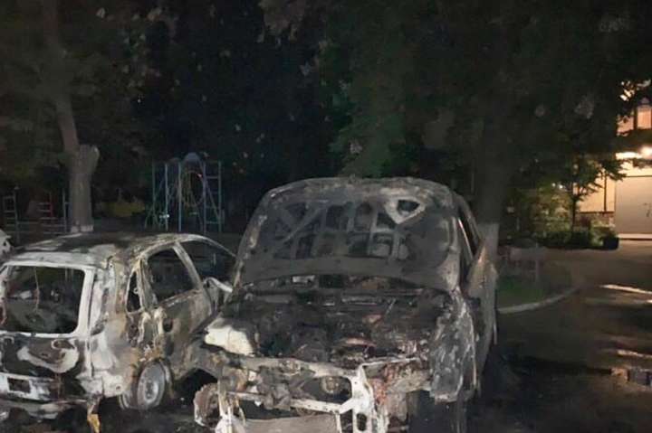 Вночі у центрі Києва згоріли два автомобілі (фото)
