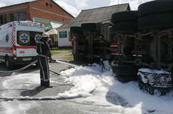 Рятувальники подали піну для запобігання виникнення пожежі вантажівки