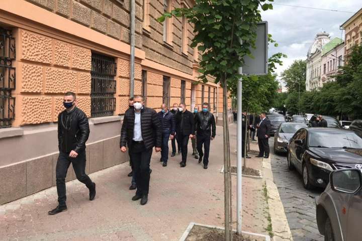 Через приїзд міністрів Чернівецьку ОДА оточила поліція (фото)