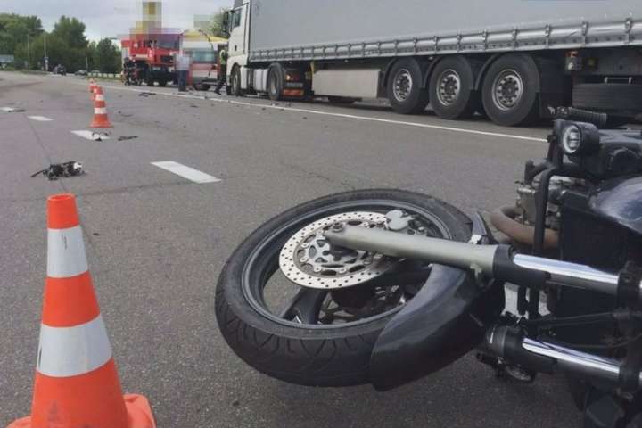 Смертельна ДТП під Києвом: під колесами вантажівки загинув мотоцикліст (фото)