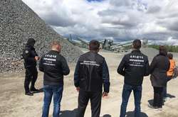 На ділянці родовища Соснівське знаходиться устаткування для подрібнення граніту та виготовлення щебеню 