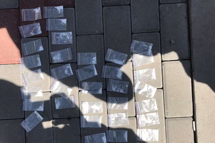 Під Києвом поліція вилучила у молодика кілька десятків пакетиків метадону